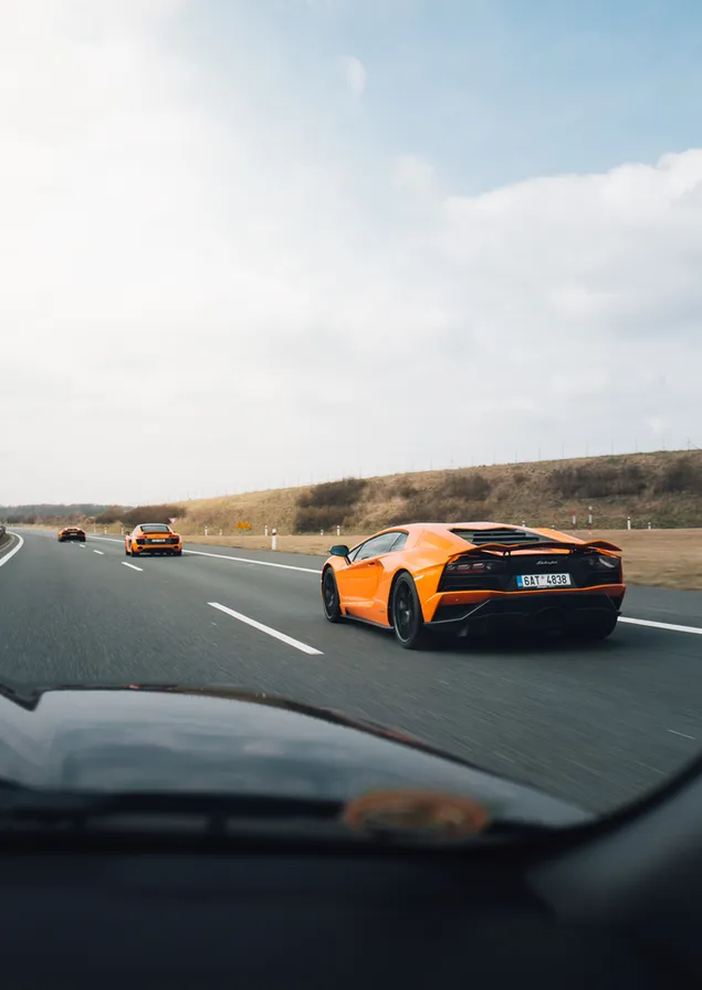 Oranje Lamborghini-auto op de weg