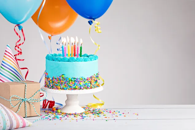 Oranje, turquoise en blauw gekleurde ballonnen met geschenkdozen en verjaardagstaart download