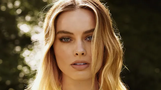 Outdoor-Nahaufnahme Gesicht der berühmten Schauspielerin Margot Robbie herunterladen