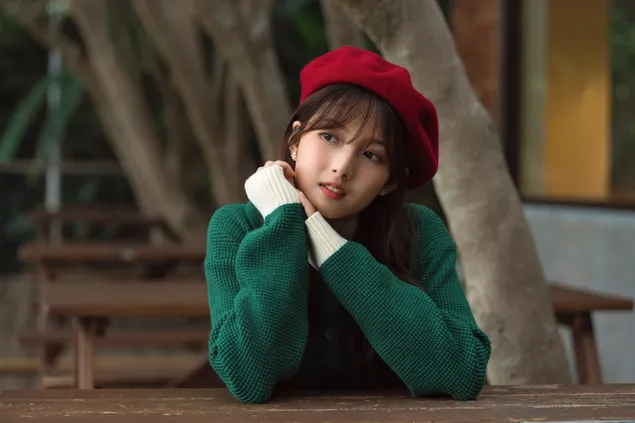 亞洲美麗女孩的戶外姿勢 4K 壁紙