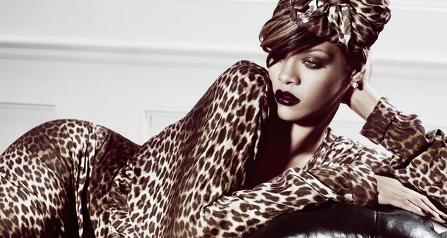 Outfit mit Leopardenmuster von Rihanna vor einer weißen Wand