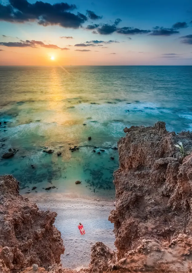 Vista aérea de la mujer tomando el sol en la arena, disfrutando del bronceado. concepto de vacaciones 4K fondo de pantalla