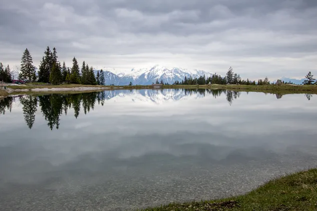 奧地利湖上的佩斯和卡姆 4K 壁紙