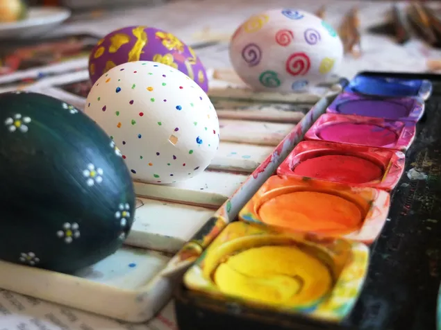 Melukis telur Paskah dengan cat warna-warni untuk berburu telur unduhan
