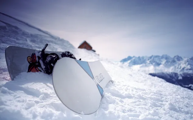 冬の雪山の雪に覆われた地面にサーフボードのペア 2K 壁紙