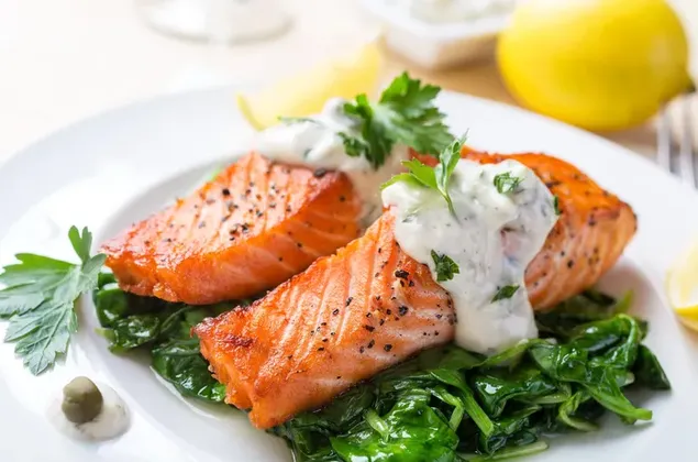 Panstegt laks med dampet spinat og cremet sauce og citron download