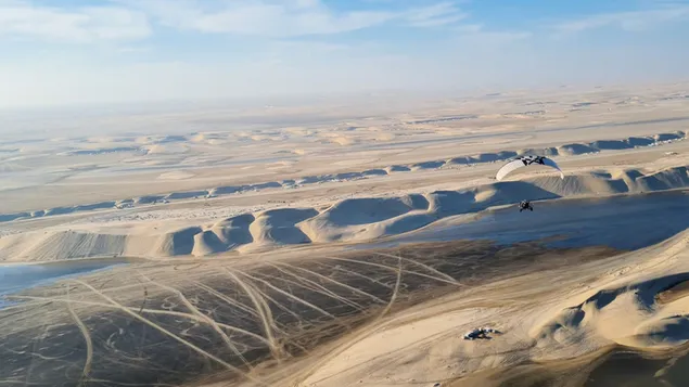 カタール、砂漠の山々をパラグライダー 4K 壁紙