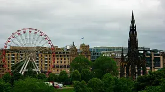 Tapeta Park uprostřed města Edinburgh 4K