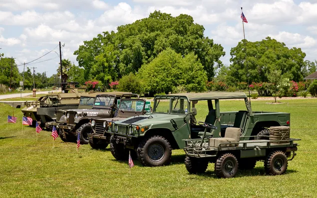 停放的軍用貨車 2K 壁紙