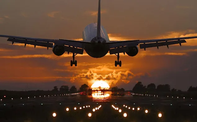Pesawat penumpang saat matahari terbenam