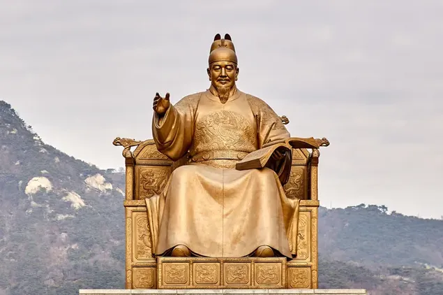 Patung Raja Sejong berwarna emas unduhan