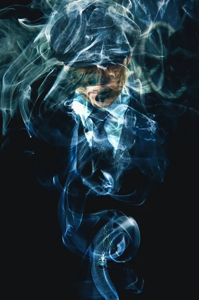 Cartel de actor de Peaky Blinders con diseño de oración de cigarrillos