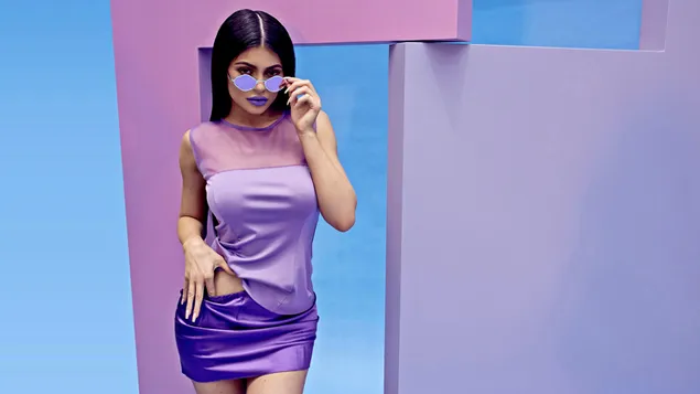 Penampilan cantik Kylie Jenner dalam gaun ungu unduhan