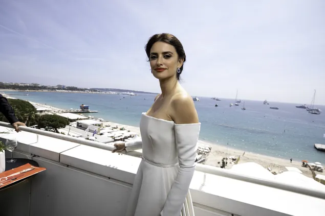 'פנלופה קרוז' בשמלה לבנה 6K טפט