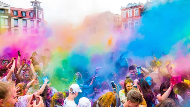 Folk blandt farverige tåger af Happy Holi festival 4K tapet