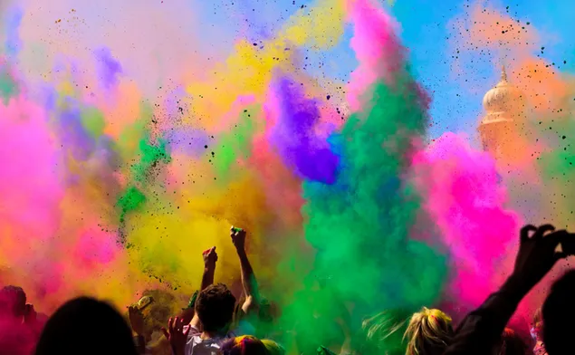 Folk, der hygger sig på farverig festival holifest - Indien 2K tapet