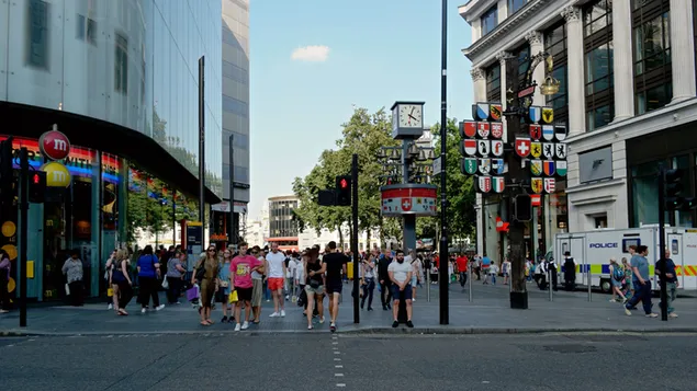 Gent caminant pel carrer de Londres 4K fons de pantalla