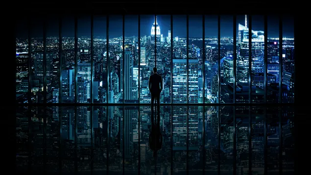 Orang-orang menonton kota Manhattan melalui jendela di malam hari unduhan