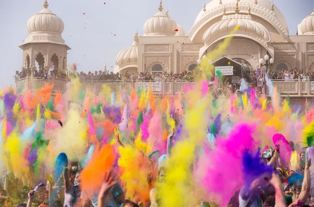 Pobles jugant a Holi al temple 4K fons de pantalla