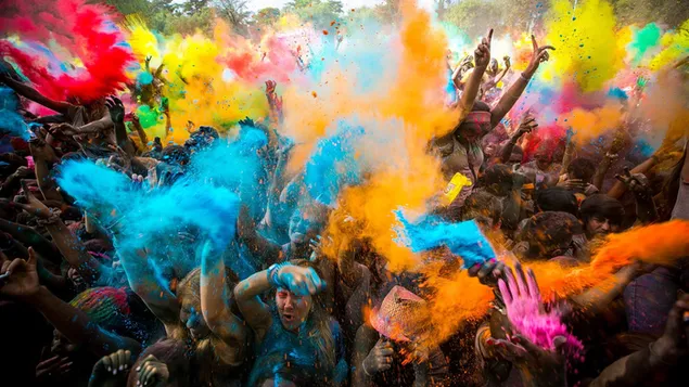 Popoli che giocano e diffondono diversi colori Holi nell'aria HD sfondo