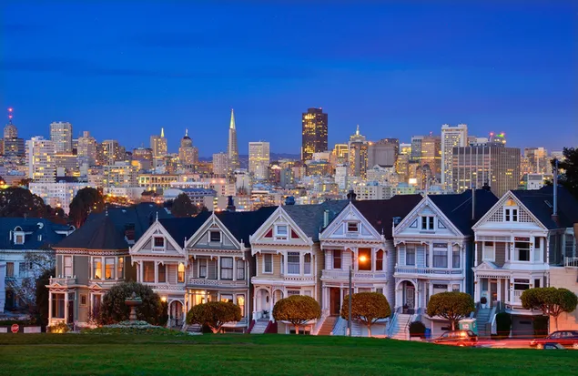Pequeñas casas alineadas en la noche en San Francisco