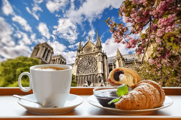 perfekter blick auf die kathedrale beim croissant und einer tasse kaffee herunterladen