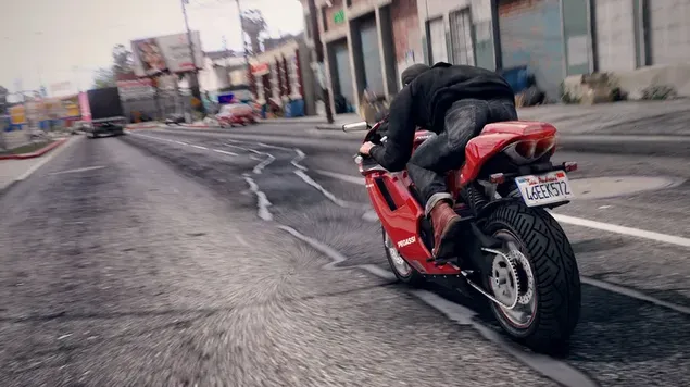 Personaje del juego de la serie de videojuegos GTA 6 vestido de negro conduciendo una motocicleta roja en una carretera asfaltada