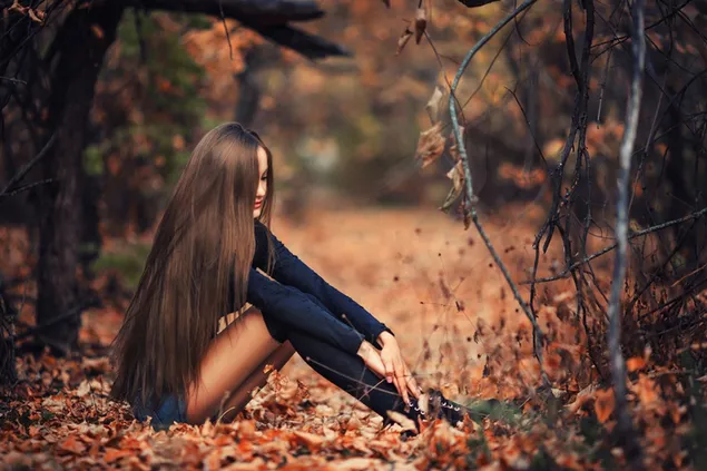 가을 숲에 앉아 몸집이 작은 갈색 머리 어린 소녀 HD 배경화면