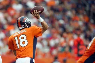 Tapeta Peyton Mannig s oranžovým dresem číslo 18 4K