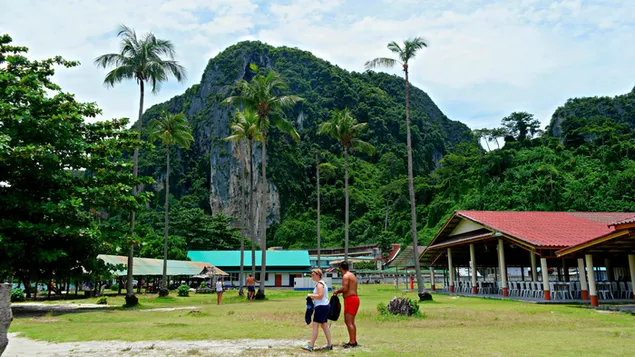 ピピ島の観光客、アメージング マウンテン ロック 4K 壁紙