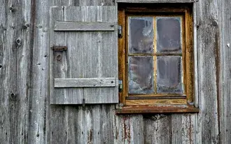 Foto eines Klarglasfensters mit braunem Holzrahmen HD Hintergrundbild