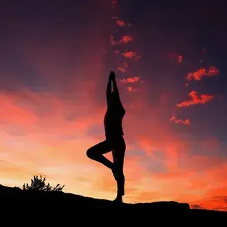 descarcare fotografie cu o femeie care face yoga cu vedere la nor la apus si iluminare din spate