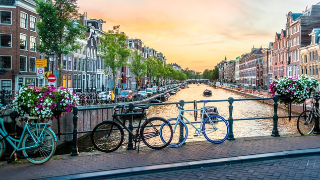 Fotografie von Fahrrädern, die auf einer Brücke in Amsterdam geparkt sind 4K Hintergrundbild
