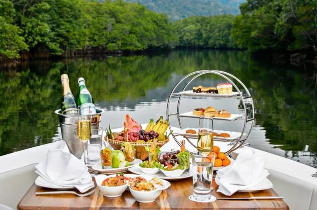 Picknickdate in een boot met uitzicht op het meer en het bos download