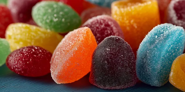 Macro-opname van een stapel met suiker bedekte snoepjes 2K achtergrond