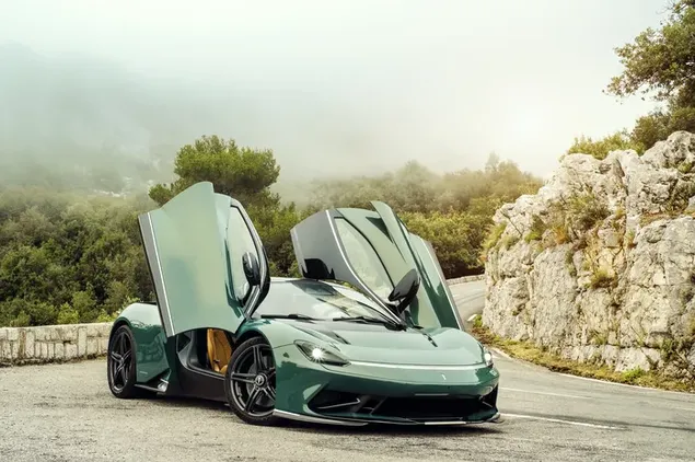 Pininfarina Battista grünes Auto mit offenen Türen herunterladen