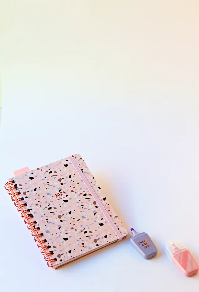 Roze 2021 dagboek en markeerstiften minimalistisch behang