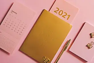 2021년 새해를 위한 핑크와 골드 문구 4K 배경화면