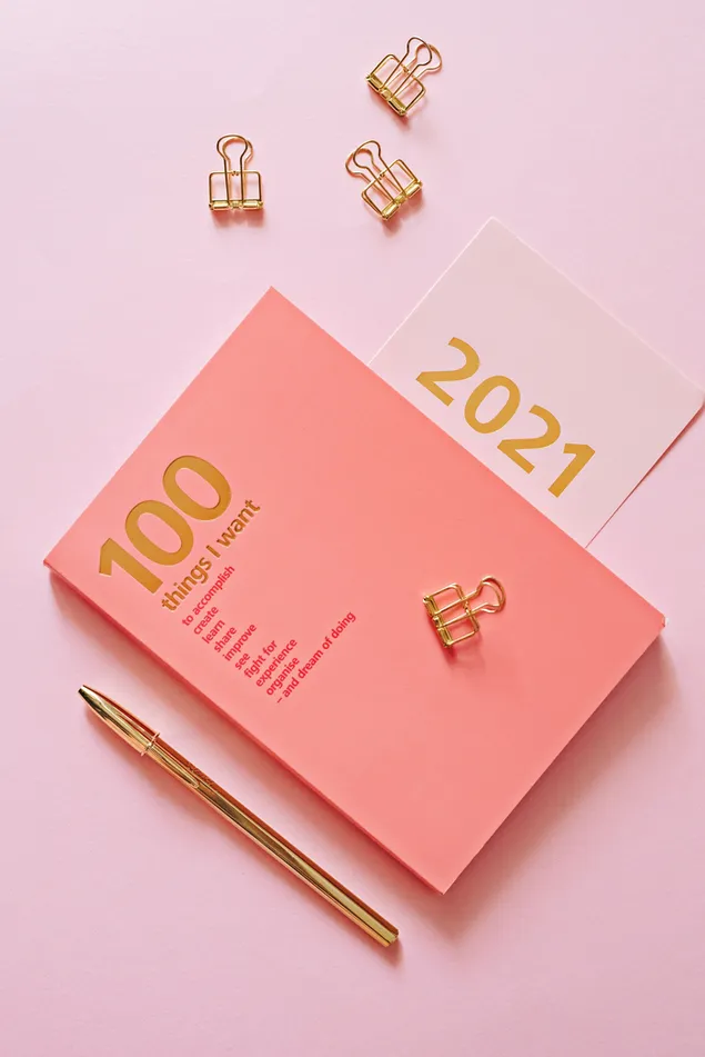 Hình nền Văn phòng phẩm màu hồng và đào và mục tiêu năm 2021 4K
