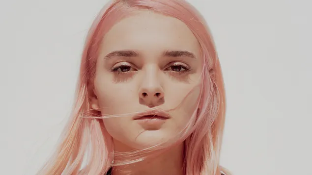 ורוד שיער 'שרלוט לורנס' | צילום מגזין Jalouse 2K טפט