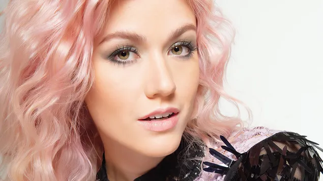 ذات الشعر الوردي "كاثرين ماكنمارا" | مجلة التصوير المدني 4K خلفية