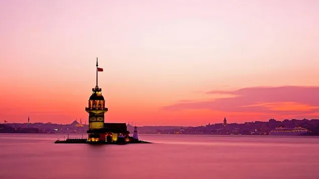 Roze lucht en uitzicht op de Maagdentoren in Istanbul