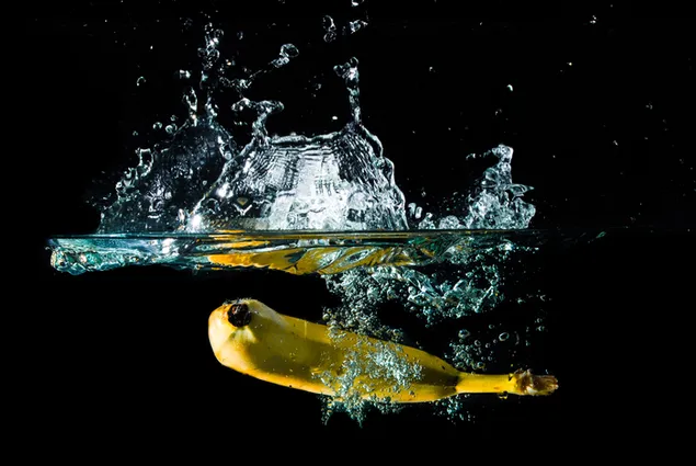 Plátano en el agua fotografía artística. descargar