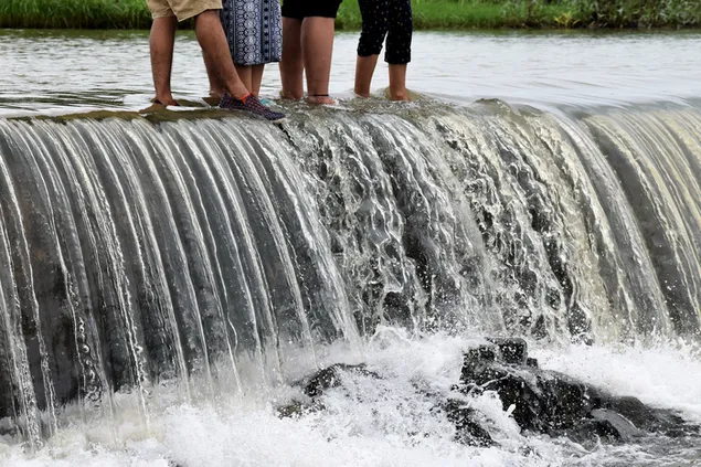 Taustakuva Leikkiminen pienissä putouksissa. 2K