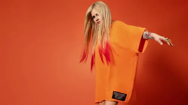 Popsangeres - Avril Lavigne dra oorgroot oranje hemp 4K muurpapier