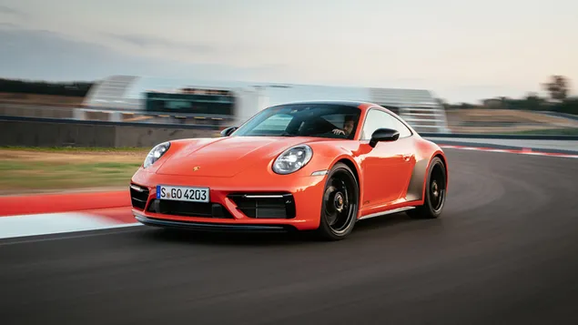 ポルシェ 911 カレラ 4 GTS 2022 オレンジ色のフロントとサイド ビュー 4K 壁紙