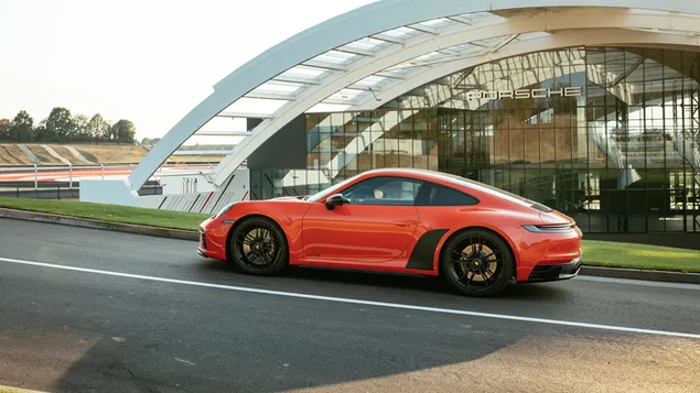 Porsche 911 Carrera 4 GTS 2022 oranje kleur zijaanzicht download