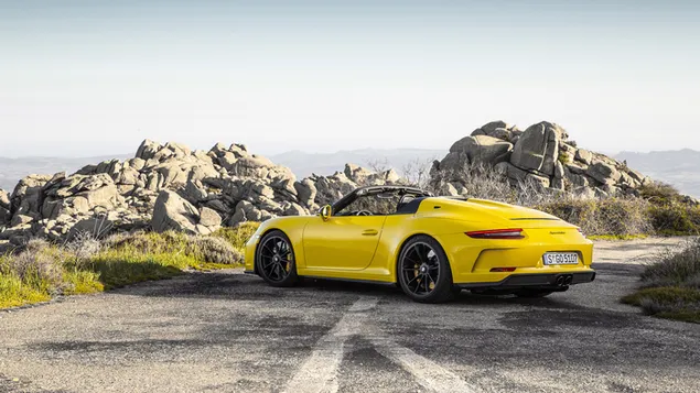 Porsche 911 màu vàng tải xuống