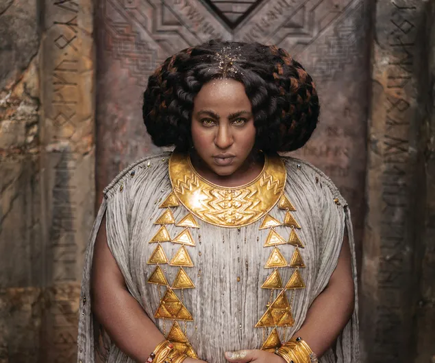 Yüzüklerin Efendisi'nden altın aksesuarlı siyah saçlı kadın portresi 2K duvar kağıdı