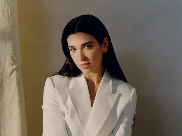 Retrato de Dua Lipa con cabello largo oscuro y vestido blanco 2K fondo de pantalla